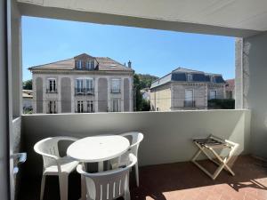 - un balcon avec une table et des chaises dans l'établissement The Originals Access, Hôtel Arum, Remiremont (Inter-Hotel), à Remiremont