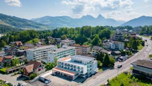 una vista aérea de una ciudad con montañas en el fondo en Anstatthotel Goldau - self-check-in, en Goldau