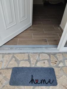 una alfombra azul en el suelo frente a una puerta en Δ5-Τα διαμερίσματα του δασκάλου, en Filiatra