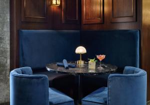 Seating area sa The Darling
