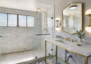 een badkamer met een wastafel en een spiegel bij The Darling in Visalia