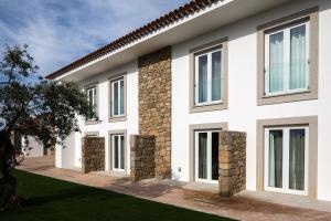 uma representação de uma casa branca com janelas em Cerca Design House em Fundão