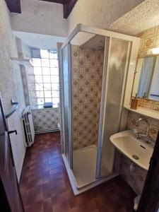 a bathroom with a shower and a sink at Gîte Le Barry in Le Caylar