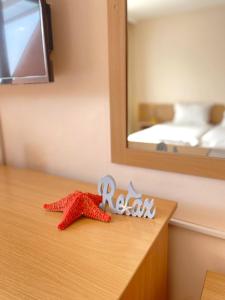 uma estrela-do-mar vermelha sentada em cima de uma secretária num quarto em Family Hotel Morska Zvezda em Balchik