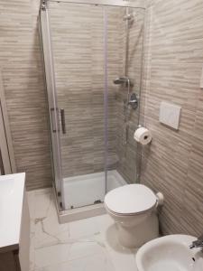 een badkamer met een douche, een toilet en een wastafel bij Il papavero verde in Lucignano