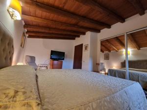 um quarto com uma cama num quarto com tectos em madeira em Country house Dolce Nocciola em Vignanello
