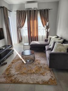 sala de estar con sofá y mesa de centro en Sarona Studio A103 en Gaborone