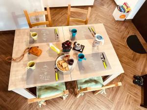 d'une table avec une assiette de nourriture au-dessus dans l'établissement Laura Guest House Sasso di Castalda, à Sasso di Castalda
