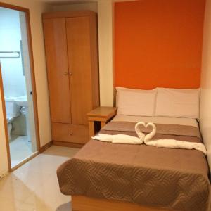 Postel nebo postele na pokoji v ubytování Stone House Hotel Pasay
