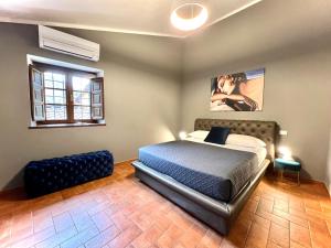 A bed or beds in a room at La Sosta in Toscana