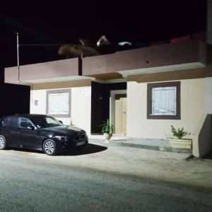 une voiture noire garée devant une maison dans l'établissement Villa s+3 500 métre du plage dar allouche anwer ferjeni, à Hennchir Ksar Rhaleb