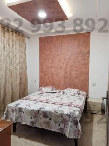 - une chambre dotée d'un lit avec un couvre-lit floral dans l'établissement Villa s+3 500 métre du plage dar allouche anwer ferjeni, à Hennchir Ksar Rhaleb