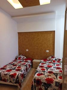 - 2 lits dans une chambre avec 2 lits dans l'établissement Villa s+3 500 métre du plage dar allouche anwer ferjeni, à Hennchir Ksar Rhaleb
