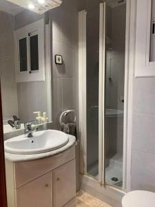 y baño con lavabo y ducha. en Apartamento Primera Línea de Playa Port-Segur, en Segur de Calafell