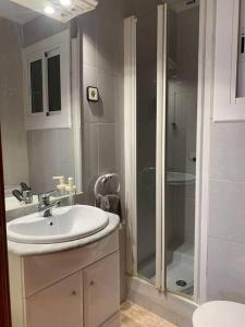 Ένα μπάνιο στο Apartamento Primera Línea de Playa Port-Segur