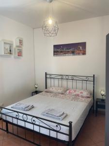 1 dormitorio con 1 cama con toallas en Casalino, 