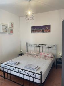 a bedroom with a bed with towels on it at Casalino in Triponzo