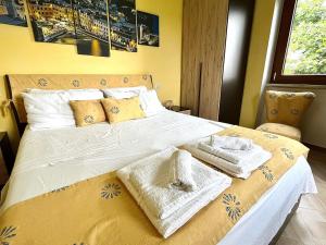 a bedroom with a large bed with towels on it at Cà dè Armando - Val di Vara e Cinque Terre in Riccò del Golfo di Spezia