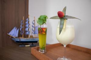 twee cocktails op een houten tafel met een aardbei erop bij Búri Resort in Manaus