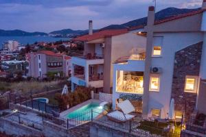 Casa grande con balcón con piscina en SUNRISE LUXURY POOL VILLA, en Palaión Tsiflíkion
