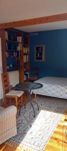 Cette chambre comprend une table, un lit, une table et des chaises. dans l'établissement Chez Anne, à Rennes