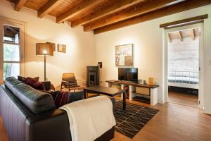 a living room with a couch and a tv at Casa escondida cuencu in Margolles