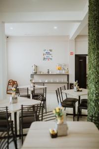 une salle à manger avec des tables et des chaises ainsi qu'une cuisine dans l'établissement Hotel Capital Frontera, à Monclova