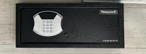 un mando a distancia en una caja negra sobre una mesa en Rose 5 en Cancún