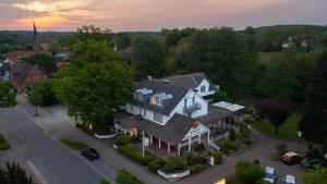 eine Luftansicht eines großen weißen Hauses in der Unterkunft Park Hotel Berlin in Bad Fallingbostel