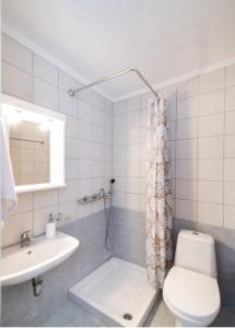 La salle de bains est pourvue de toilettes et d'un lavabo. dans l'établissement Lefkada white house, à Leucade