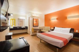 ein Hotelzimmer mit einem Bett und einem Bad in der Unterkunft Motel 6 - Augusta, GA in Augusta