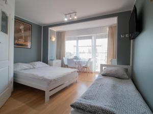 1 dormitorio con 2 camas y comedor en Willa Niezapominajka Mielno en Mielno