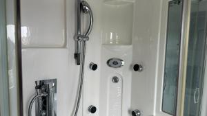 y baño con ducha y puerta de cristal. en Homestay in Walsall en Walsall