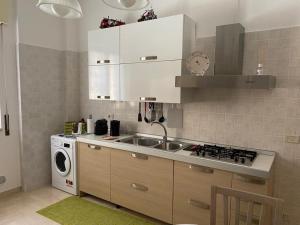 kuchnia ze zlewem i pralką w obiekcie interno13bari w mieście Bari