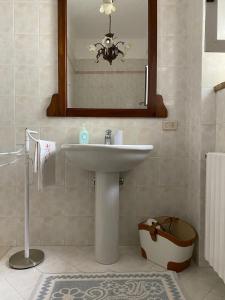 W łazience znajduje się umywalka i lustro. w obiekcie interno13bari w mieście Bari