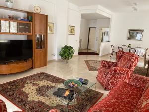 salon z kanapą i telewizorem w obiekcie interno13bari w mieście Bari