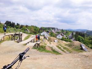 Un groupe de personnes se promenant sur un chemin de terre dans l'établissement Ferienwohnung Anna, à Winterberg