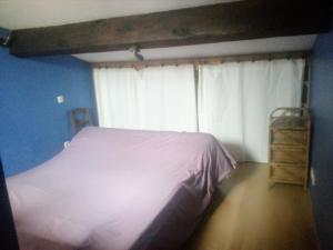 ein Schlafzimmer mit einem weißen Bett und einem Fenster in der Unterkunft Bordeaux Rive Droite in Cenon