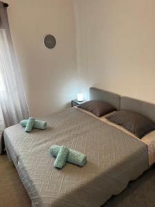 een slaapkamer met een bed met 2 kussens erop bij Nosso Aconchego in Sacavém