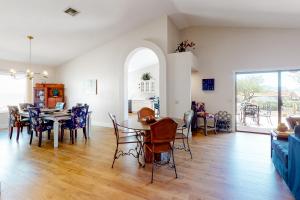 - une salle à manger et un salon avec une table et des chaises dans l'établissement Saddlebrooke #64355, à Catalina