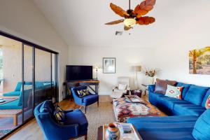 Il comprend un salon doté d'un mobilier bleu et d'un ventilateur de plafond. dans l'établissement Saddlebrooke #64355, à Catalina