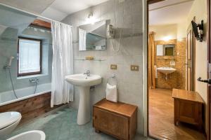 Koupelna v ubytování Hotel Corona + 37 fotografií