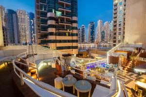 een balkon met uitzicht op de stad bij Marina Byblos Hotel in Dubai