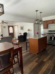 Η κουζίνα ή μικρή κουζίνα στο Falls Edge Farm Cottage