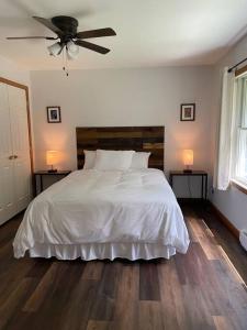 Ένα ή περισσότερα κρεβάτια σε δωμάτιο στο Falls Edge Farm Cottage