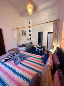 Postel nebo postele na pokoji v ubytování Les Terrasses d'Essaouira - Yoga Studio
