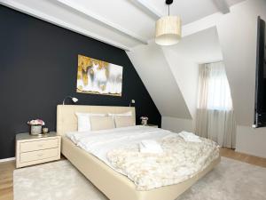 um quarto com uma cama grande e uma parede com detalhes em preto em M-Style 04 Apartment mit Balkon und Gasgrill, 24h Self-Check-In, Free Parking, Netflix em Nurembergue