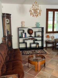 een woonkamer met een bank en een salontafel bij Villa Rita - Rooms&Art in Case Ghisiolo