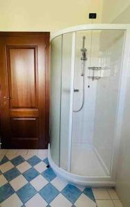 een douche met een glazen deur in de badkamer bij Villa Rita - Rooms&Art in Case Ghisiolo