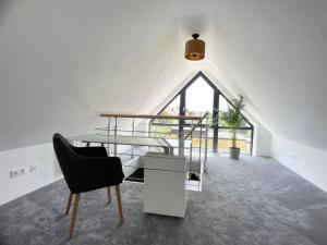 a dining room with a glass table and a chair at M-Style 04 Apartment mit Balkon und Gasgrill, 24h Self-Check-In, Free Parking, Netflix in Nuremberg